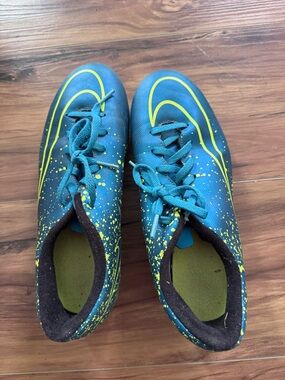Nike Kids Teal Cleats with Yellow Splatter Accents